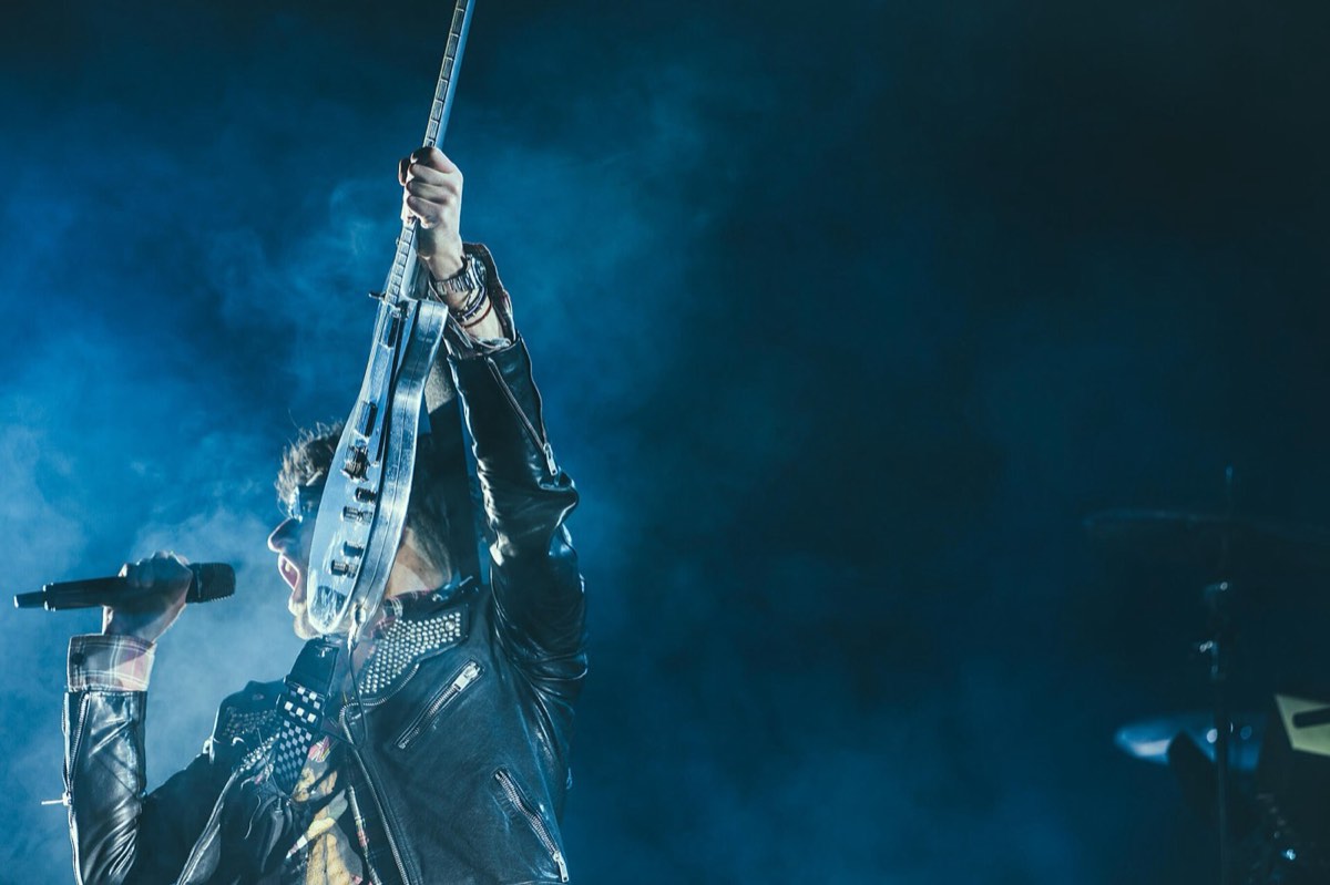A singer on a smoky stage: a full 10-second clip with sound, no watermark